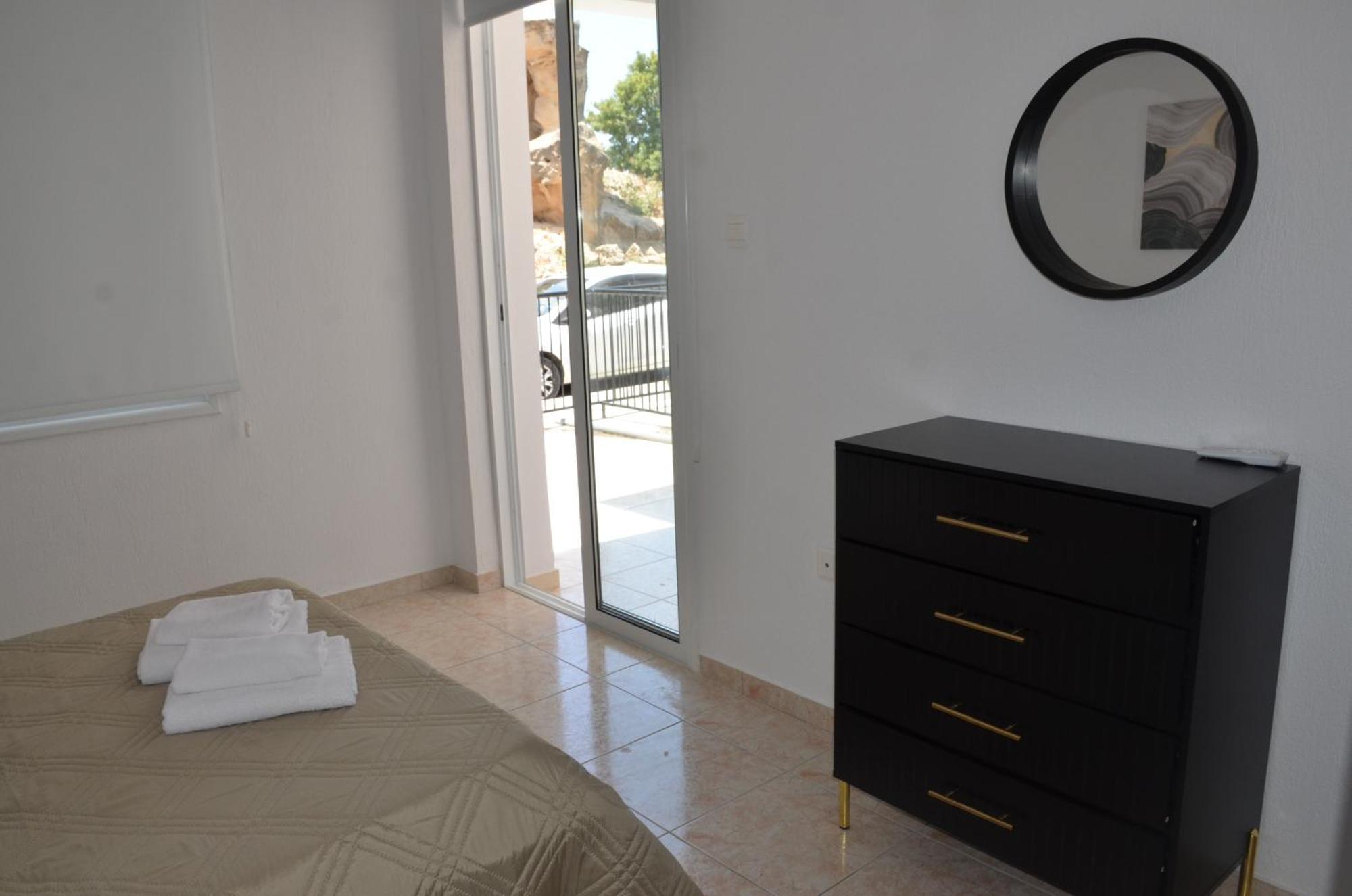 Laertis Apartments - By Imh Travel & Tours Paphos Eksteriør billede